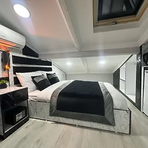 شقة فندقية Taksim Larissa ****
